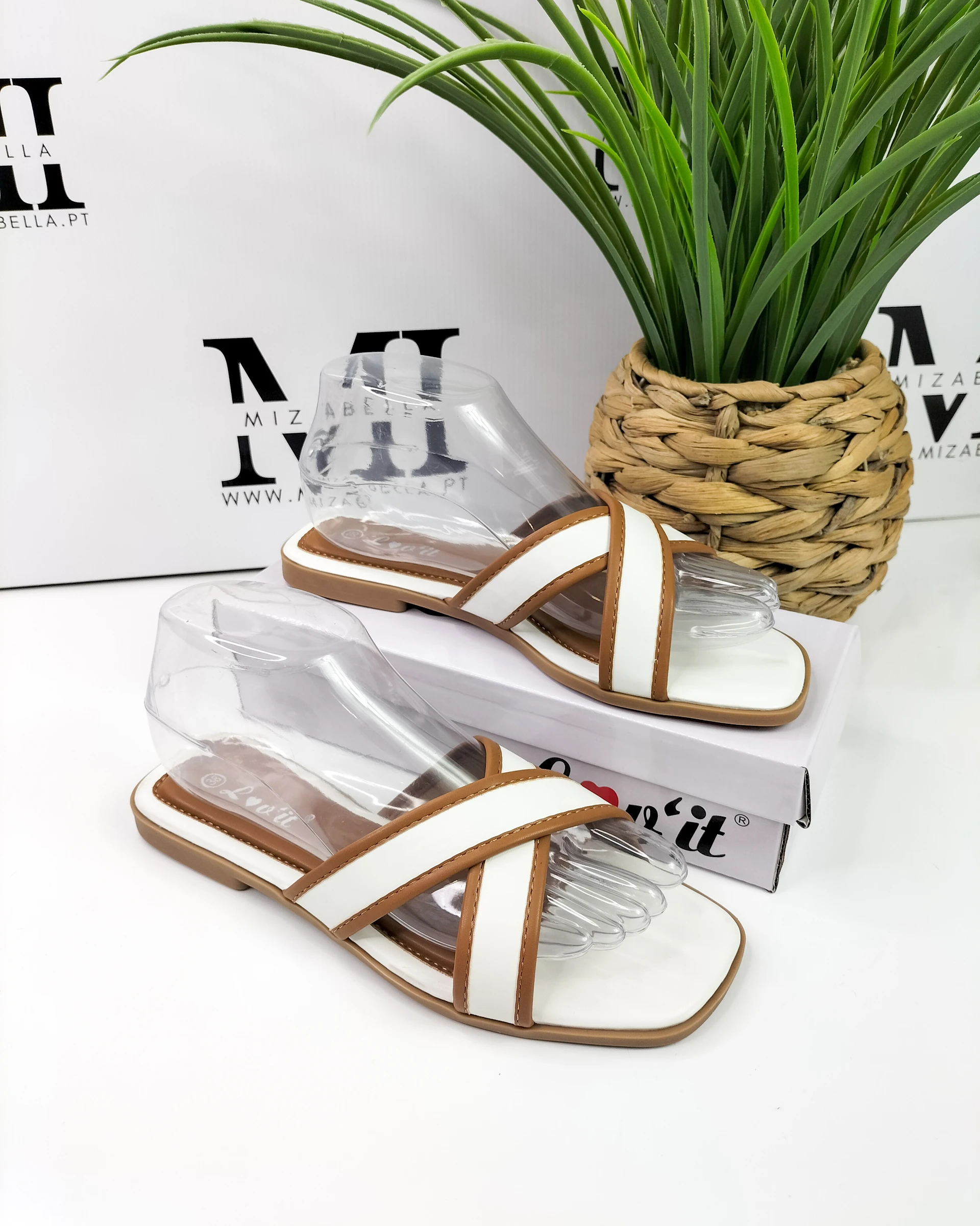 Chinelo branco e camel T.38